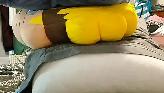 Utangaç bebek gibi kız kendini titreterek orgazm oluyor.