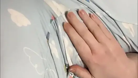 Kremsi amcık yapay penisin her yerine sidik fışkırtıyor