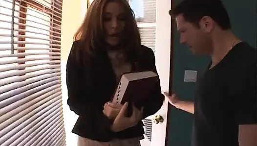 Azgın sürtük büyük bir yarak emiyor ve sonra sert bir sikiş için eğiliyor ve ağzına boşalma