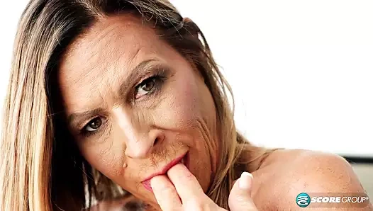 Büyük, sahte memeli bir evli kadın ve nine içine dalıyor