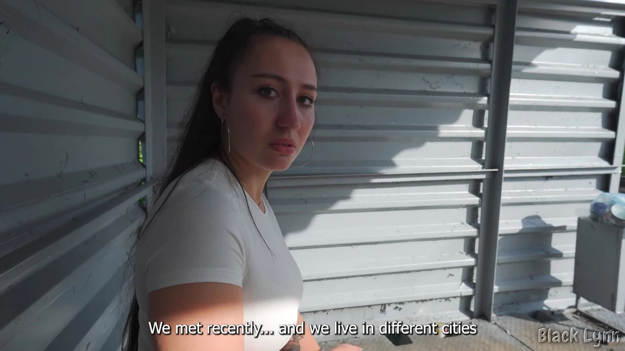 चमड़े की लेगिनों में हावी काले बाल वाली मुझे अपनी प्रेमिका को धोखा देती है