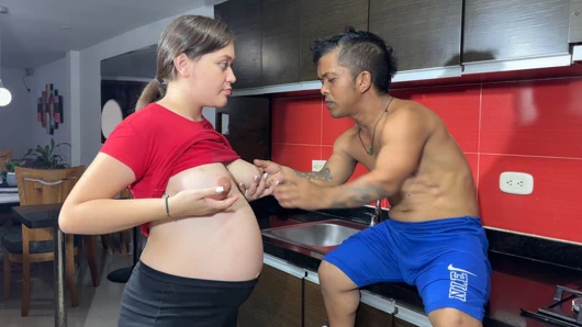 Seksi hamile üvey kız kardeşimin mutfakta olduğunu görüyorum ve ondan bana yiyecek bir şeyler vermesini istiyorum, karşılığında büyük ve sulu yarağımı içine koyuyorum.