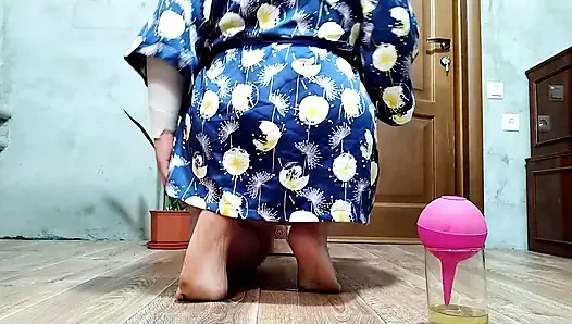 Şişman kayınvalide muhteşem götünü anal seks için hazırlıyor