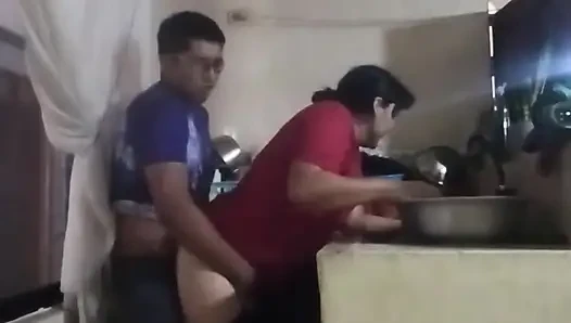 Karım oturma odasındayken hizmetçiyi mutfakta sikiyorum