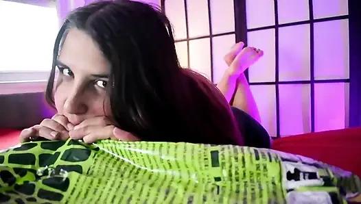 Büyük timsah şişme biniyor ve söndürüp söndürüp boşaltıyor - bunny looner [lowres]