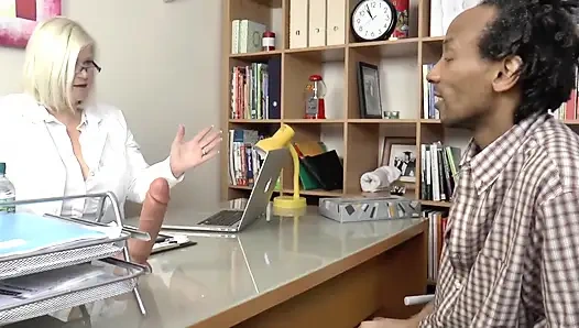 Genç adam pratikte bir ürologla seks yapıyor