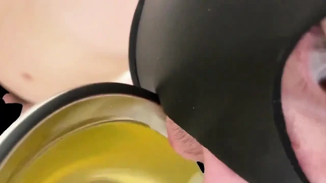 Heteroseksüel bir efendinin sidiğini içiyor