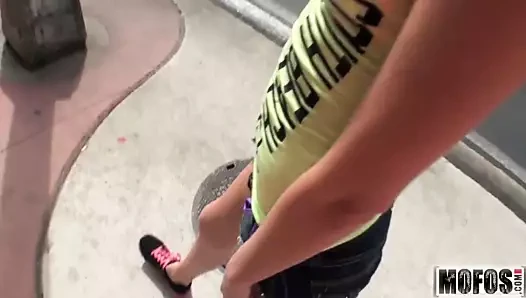 Roxxi Silver'ın oynadığı bahar tatili casusluk videosu - mofos.com