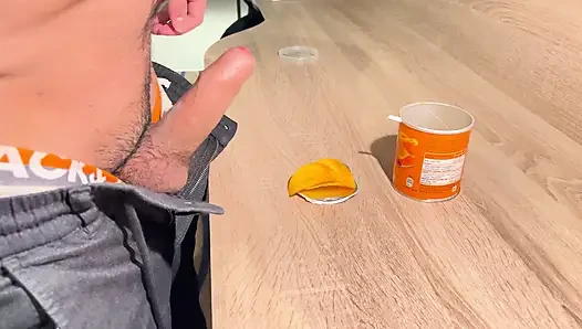 Oğlan pringles üzerinde boşalan