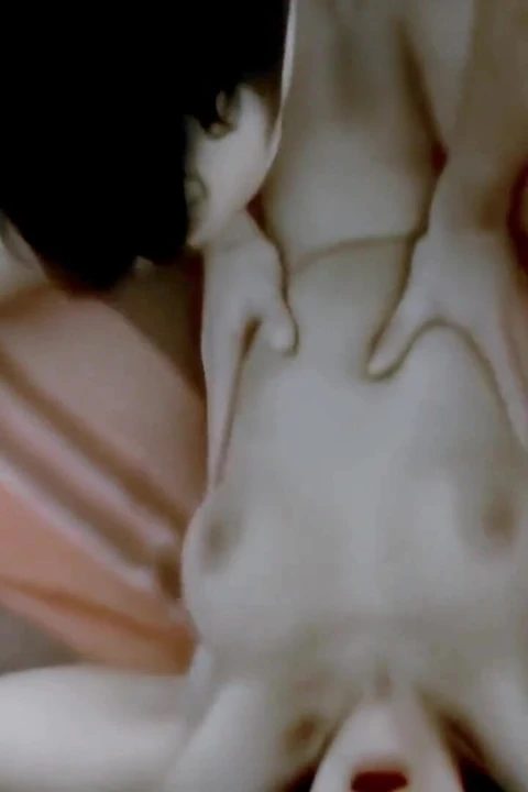 Yosune : Yosune ile İspanyol çift büyük memeli esmer orta yaşlı seksi kadın kanepede anal seks yapıyor