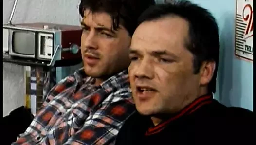 Bir grup şanslı adam bu sarışın tatlı kızların ağzını ve amcıklarını sikiyor
