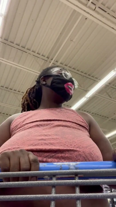 Nookiescookies Walmart'ta meme uçlarını gösteriyor | Klip 1