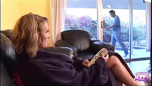 Noel Baba gırtlağına kadar alıyor ve istediği kovboy kız seksini yaparken baştan çıkarıcı esmer götten sikiliyor