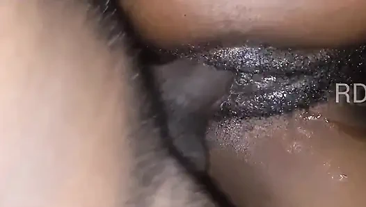 Islak amcığı damlamaya devam edene kadar onu çok yumuşak ısıtıyor