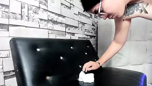 Ateşli kız orgazm olana kadar büyük bir dildoyla mastürbasyon yapıyor