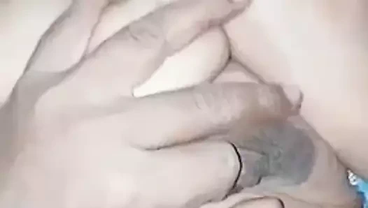 Teyzemin memelerine çok sert basmak