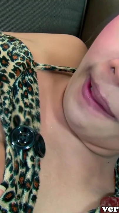 Taylandlı travesti götten sikiştikten sonra anal dölleniyor | Klip 2