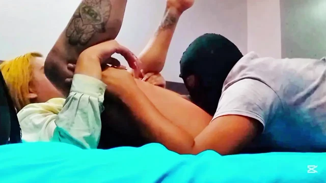 20 yaşındaki güzel trans arkadaşım meraklı heteroseksüel üvey erkek kardeşime hükmediyor