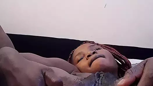 Erkek arkadaşımın önünde amımı eziyorum ve göt deliğimi pompalıyorum