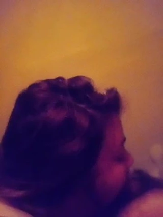 İri güzel kadın emiyor