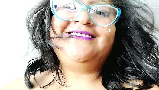 Mükemmel bir iri güzel kadının mükemmel göğüsleri