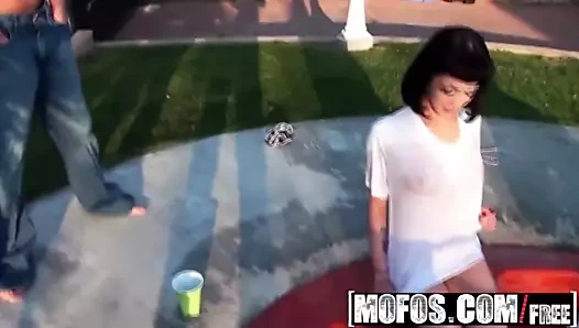 Mofos - gerçek sürtük partisi - ganimeti sol tarafa geçirin si