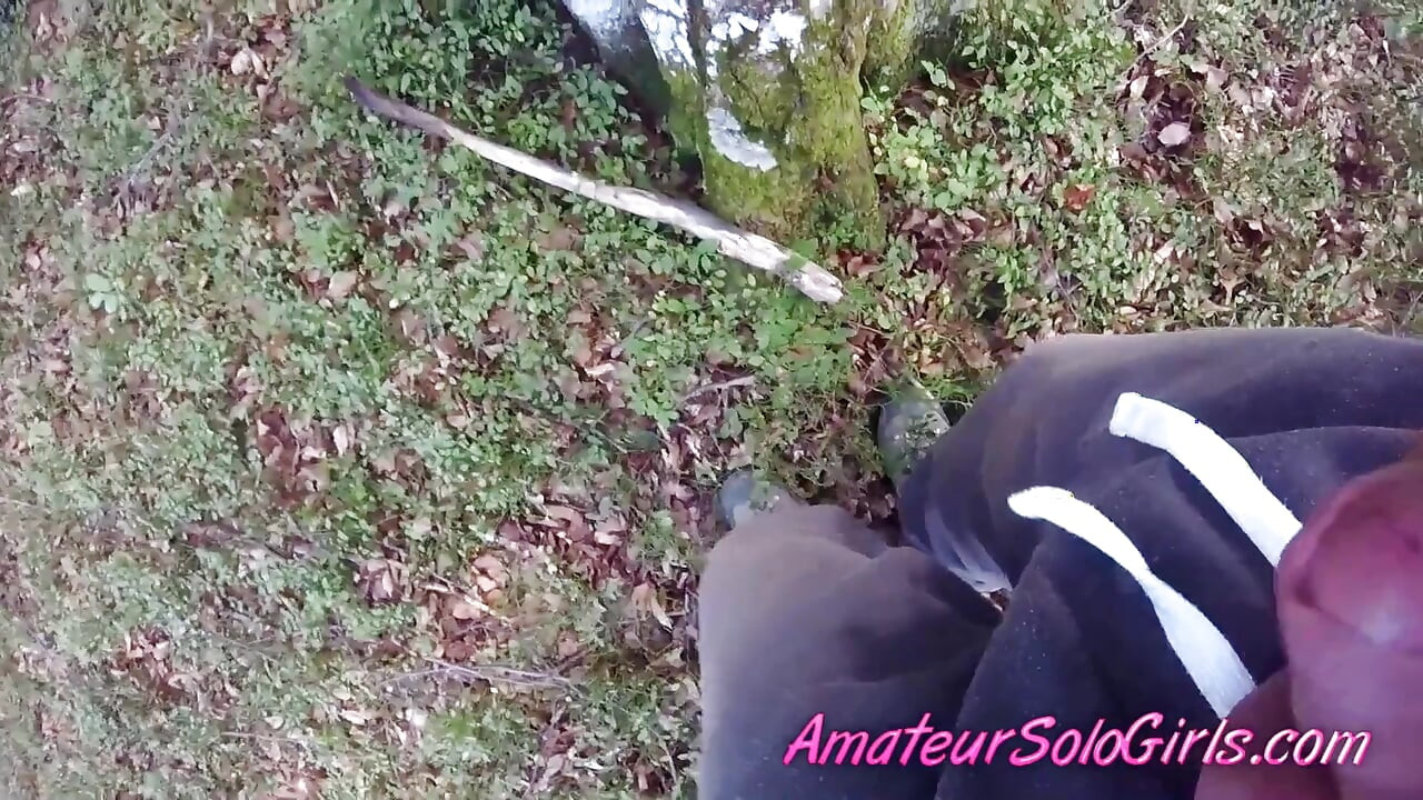 Olgun adam ormanda kızın mastürbasyon yaparken onları izliyor