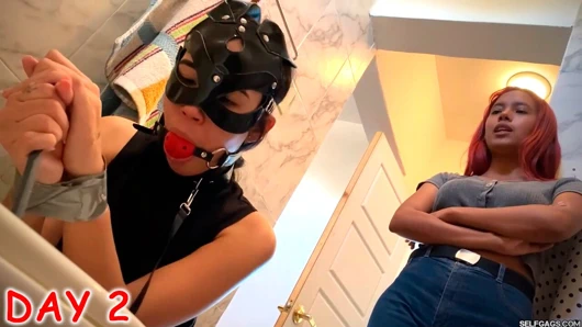 Collared slavegirl lezbiyen metresi tarafından tuvalet temizleyici olarak kullanılan