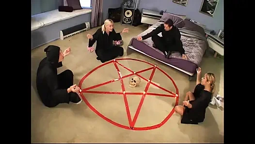 Kat: Garip bir ritüel sert bir kıçla bitti!