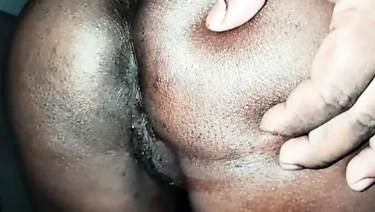 Hintli genç kız büyük tahta dildoyla sert sikişiyor ve yüksek sesle inliyor