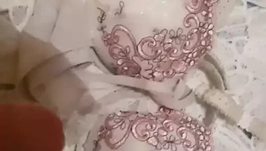 Cum üzerinde Kullanılmış tanga ve sutyen arasında karısı