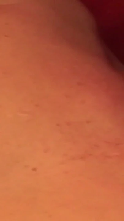 "Nine bir genç tarafından sert sikiliyor ve göğüslerine boşaltıyor"