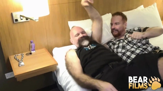 Bearfilms kıllı ayı Sam sakso çektikten sonra doktor Nick'i sikiyor