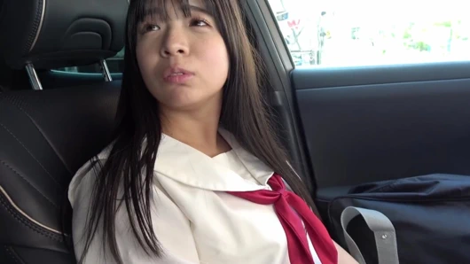 Yura - büyük memeli dominatrix, yarısı içeride, yarısı dışarıda boşalıyor