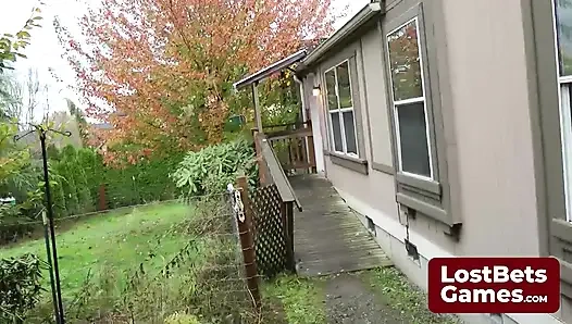 Striptiz yapan korsan penguenler külotunu bırakmalı