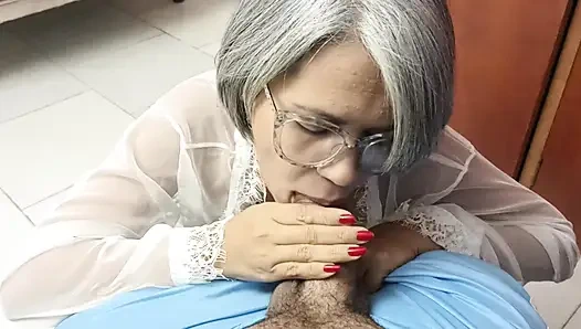 Seni evde karın olmadan görmek büyük bir baştan çıkarma, yarağını seviyorum, çok lezzetli.