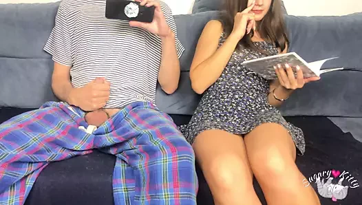 Üvey kardeşim önümde porno izliyor! ama azgınım ve birbirimize mastürbasyon yapıyoruz! orgazm