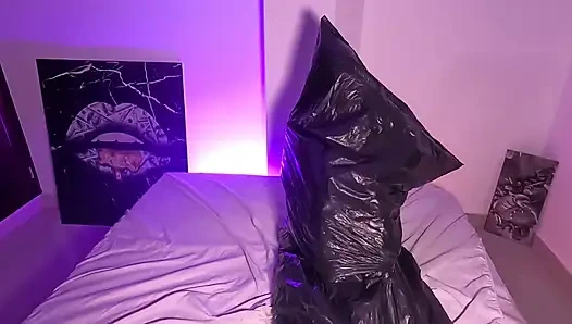 Çöp torbasındaki kız nefesiyle oynuyor