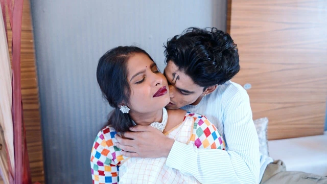 Yeni erkek arkadaş kız arkadaşıyla tanışan ilk kez sikişiyor