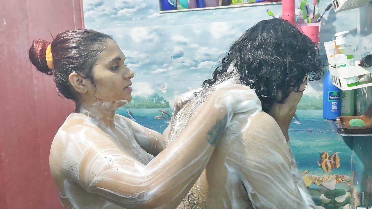Banyo romantizmi ve elle muamele ans penis götünü ovuyor