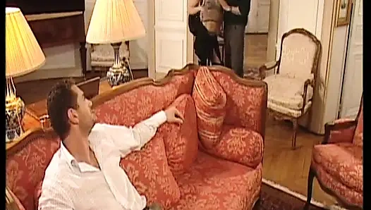 Büyük götlü esmer Alman orta yaşlı seksi ev hanımı fmm üçlü grup sekste iki yarağı birden alıyor