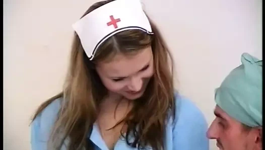 Güzel genç kız bir profesyonel gibi büyük bir horoz berbat