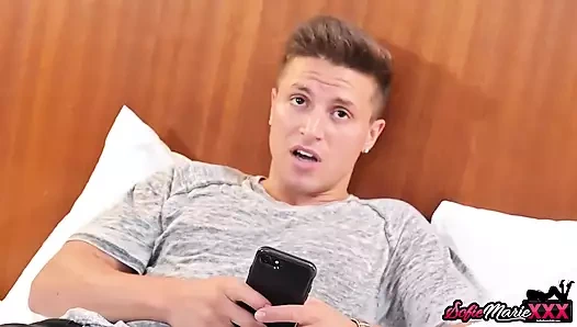 Üst sınıf genç erkek avcısı Sofie Marie genç sert yarağa biniyor