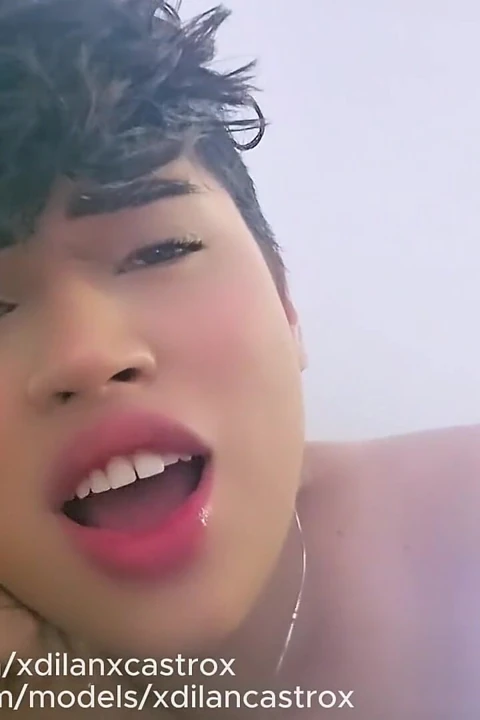 Güzel twink heteroseksüel bir adamın yarağına prezervatifsiz biniyor