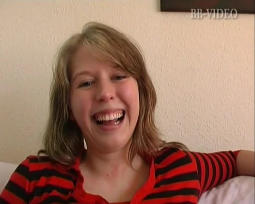 Favori seks oyuncağı, partnerinin gelmesini beklemediği için bu sarışın milf'i mutlu ediyor