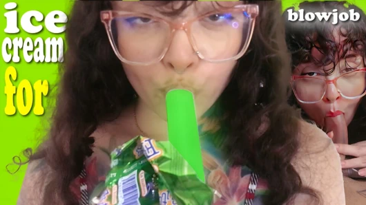 Sokakta bisiklete binen bir kız buluyorum ve dondurma için emdiriyorum