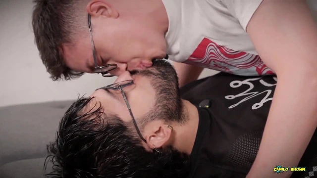 Ateşli twink stian jara camilo brown'ın büyük yarağını prezervatifsiz alıyor ve dölünü yutuyor