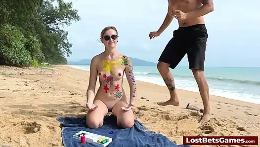 Este jogo strip tic tac toe está misturando criativaidade com sedução