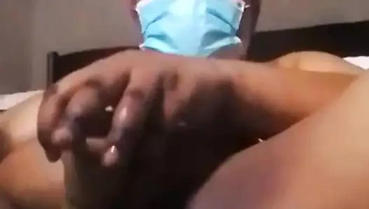 Duş aldıktan sonra vücudumu yağlıyorum. Dildo için hazır