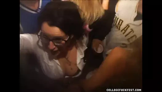 Esmer inek parti ve sahip olan hardcore seks üstte